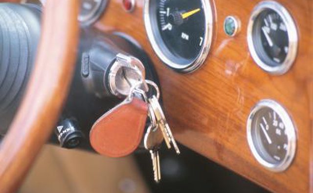 ключи в зажигании автомобиля