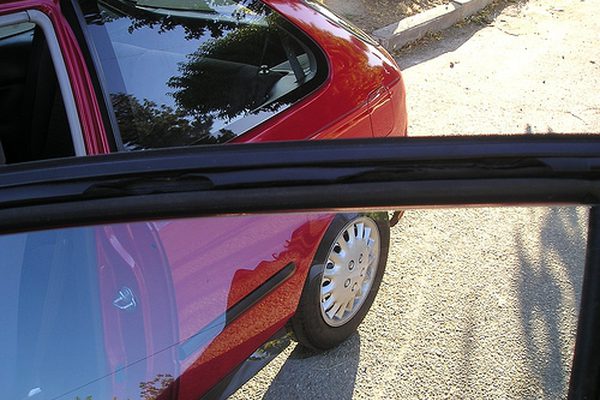 Как смягчить резину окна автомобиля