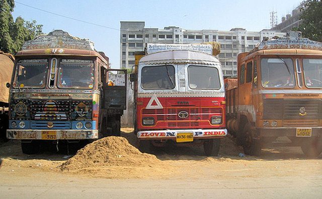 lemoncat1: flickr.com Индийские грузовики, перевозящие грузы в Бомбее, Индия.