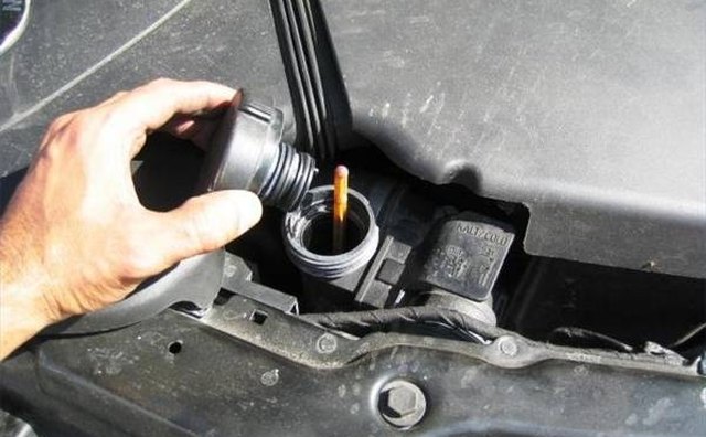 Убедитесь, что ваш двигатель остыл, прежде чем снимать крышку.