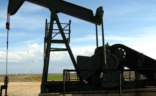 Техас является домом для американской нефтяной промышленности и многих станций Chevron.
