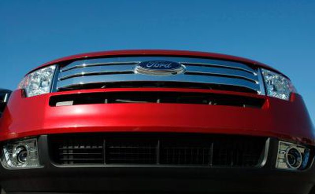 Нижний вид спереди автомобиля Ford Flex Crossover