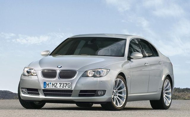 BMW 535i имеет размеры примерно на 10 дюймов длиннее, чем 335i.