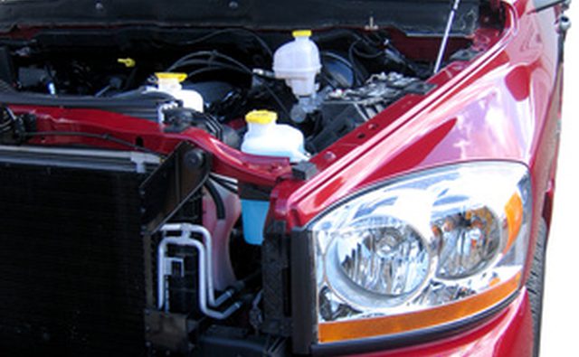 Типичное расположение аккумуляторной батареи автомобиля находится под капотом в моторном отсеке.