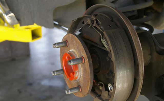 Стояночный тормоз предотвратит раскачивание при попытке снять блокировку колеса