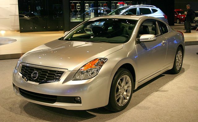Купе Nissan Altima предлагается в четырех комплектациях.
