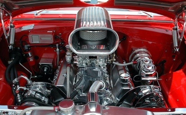 Моторное масло используется для смазки деталей автомобильного двигателя.