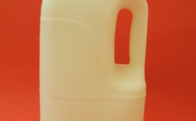 Молоко снимает пятна чернил с автомобильной краски и одежды.