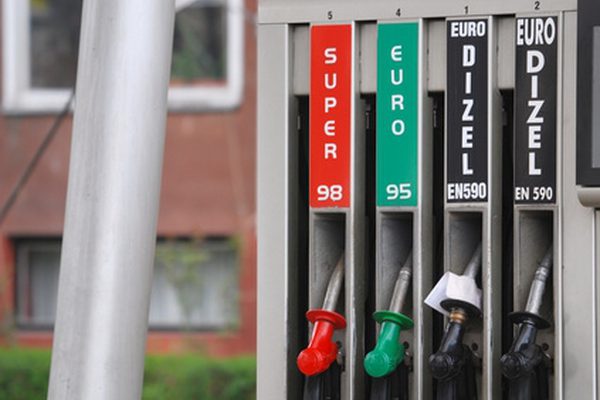 Каковы причины разбрызгивания бензина при заполнении бензобака?