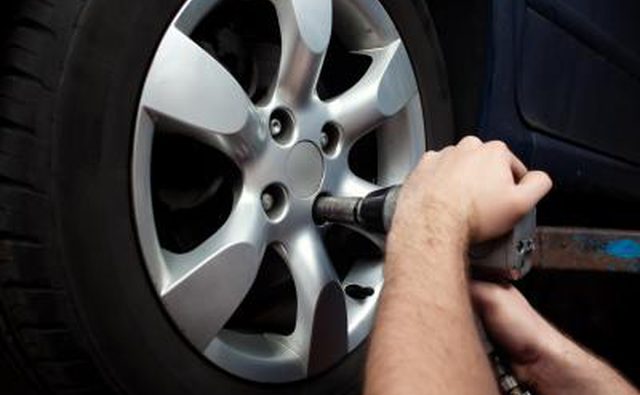 Если ваши шины изношены неравномерно, ваш автомобиль может начать вибрировать на более высоких скоростях.