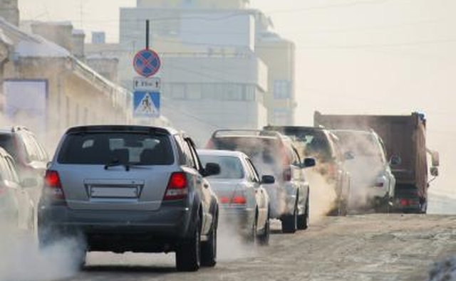 Выхлопные газы автомобилей содержат некоторые опасные химические вещества.