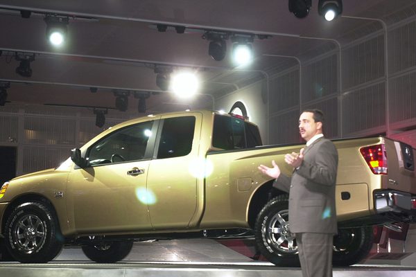 Как поменять передние тормоза на Nissan Titan