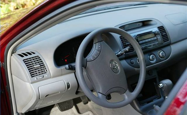 Отключить аксессуары для улучшения MPG Toyota Camry Hybrid.
