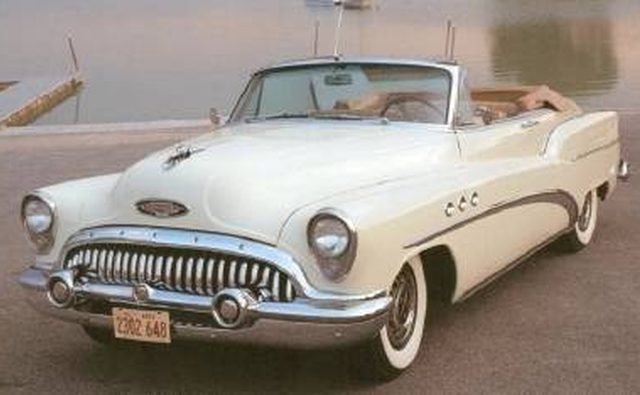 General Motors '1953 Buick отображает большое количество хрома