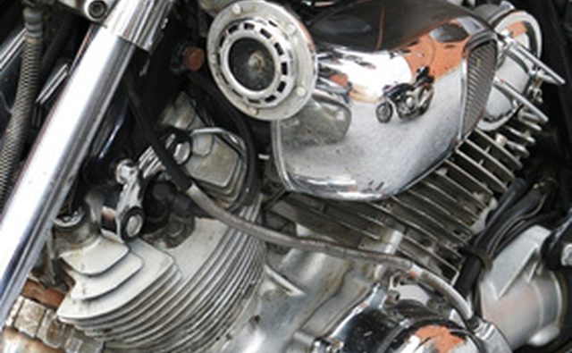 Снимок крупным планом левой стороны двигателя; рычаг переключения передач маленький круглый колышек, видимый в нижней центральной правой части фотографии 