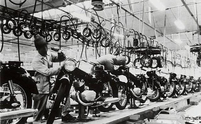 Завод по сборке мотоциклов в Кавасаки в 1960 году