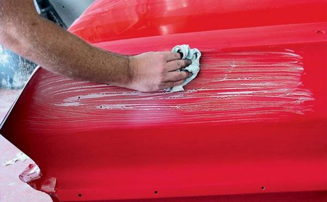 Натирающий состав может помочь сгладить царапины на поверхности вашего автомобиля.