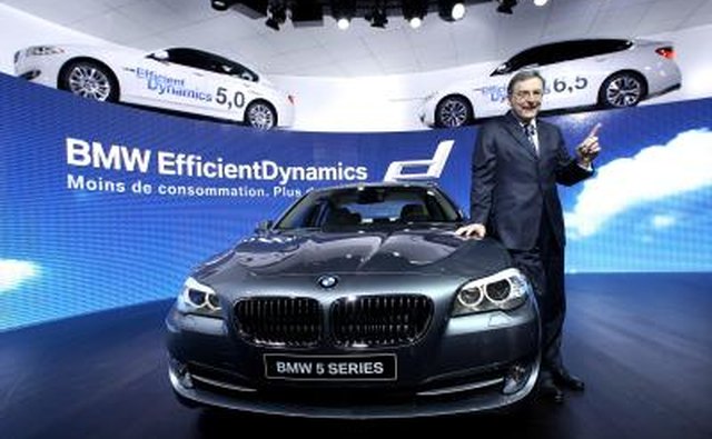 BMW 5 серии 2011 года был шире, длиннее и тяжелее, чем версии 2010 года.