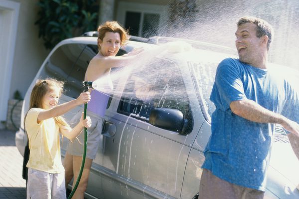 Лучший способ удалить пятна жесткой воды из автомобильных окон