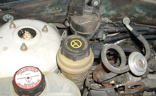 Проверьте уровень жидкости рулевого управления при прокачке системы.