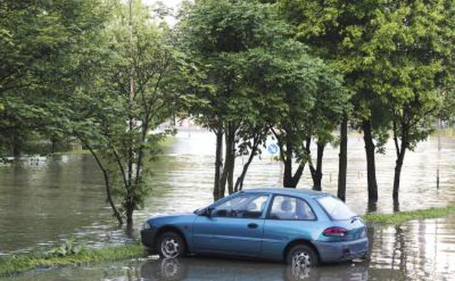 Автомобиль в зоне затопления