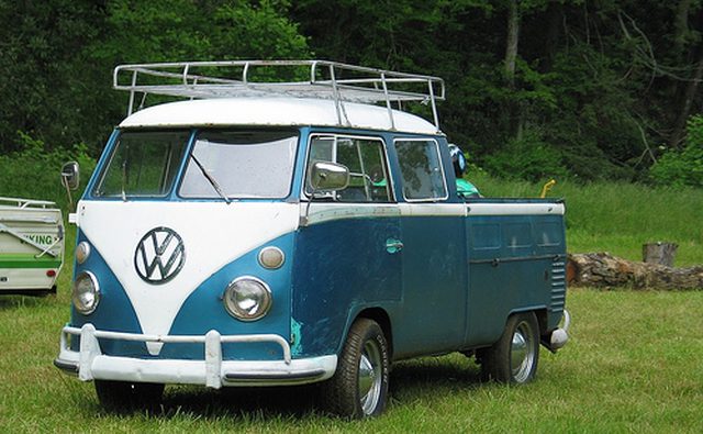 Старинный пикап Volkswagen с двумя кабинами.