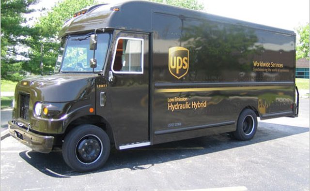 Объединенная служба обработки посылок использует гидравлический гибридный шаговый фургон