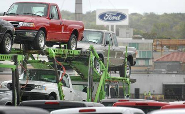Ford Rangers загружаются на перевозчик на заводе в Сент-Поле для доставки дилерам. 