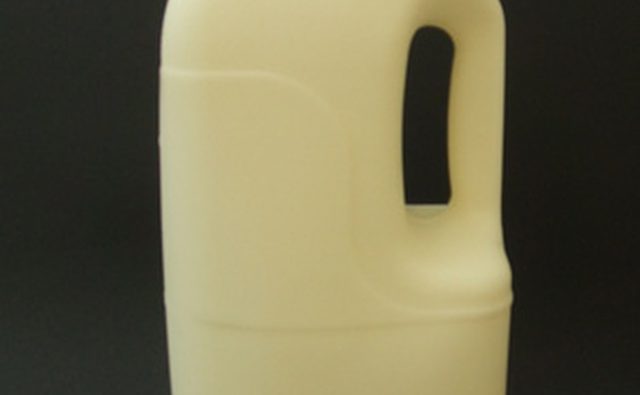 Крышка кувшина для молока удобно удерживает в вашей машине приманку для плотвы.