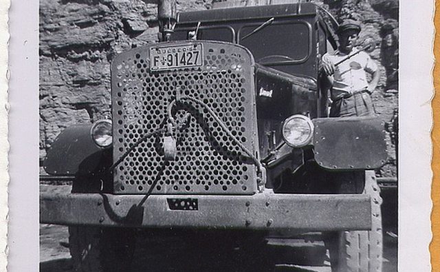 Водитель со своей установкой тракторного прицепа начала 1950-х годов
