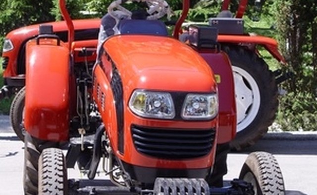 Оранжевые тракторы Kubota выделяются в мире зеленого цвета John Deere.