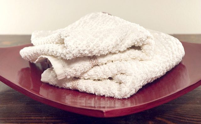 Используйте белые полотенца для удаления пятен, чтобы вы могли видеть, когда пятно перемещается.