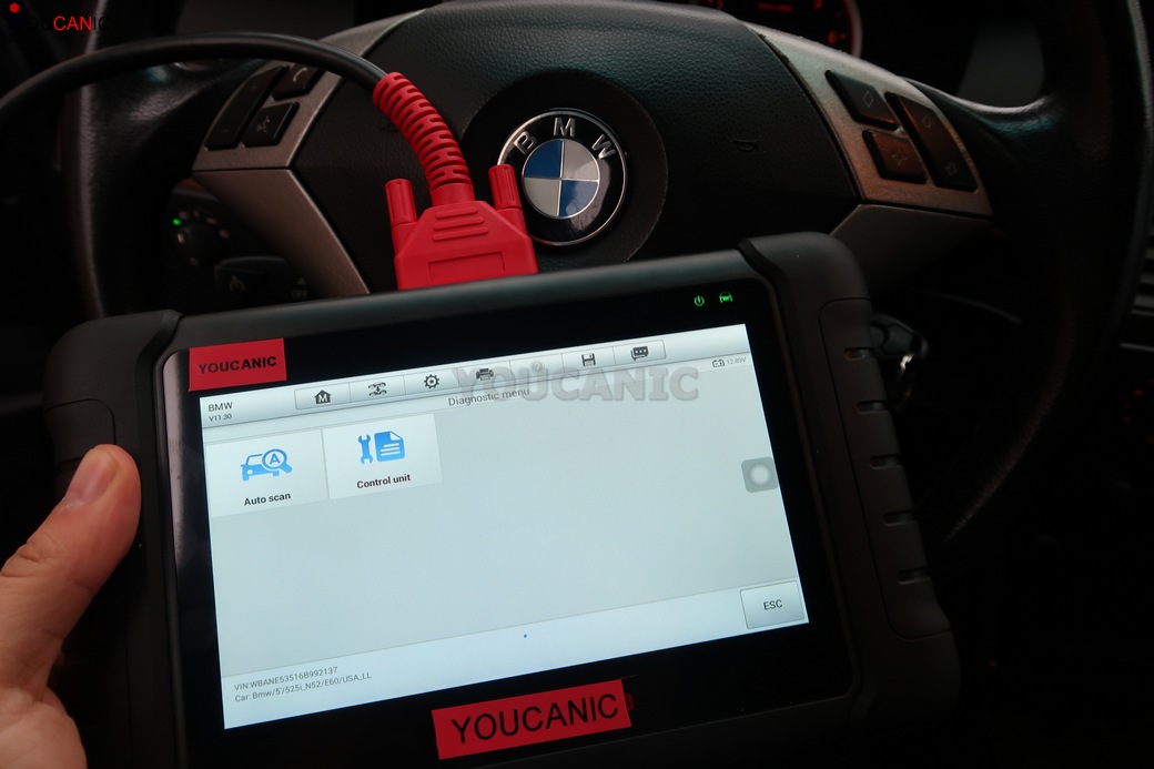 Почему BMW использует янтарно-красную подсветку приборов? | Пикабу